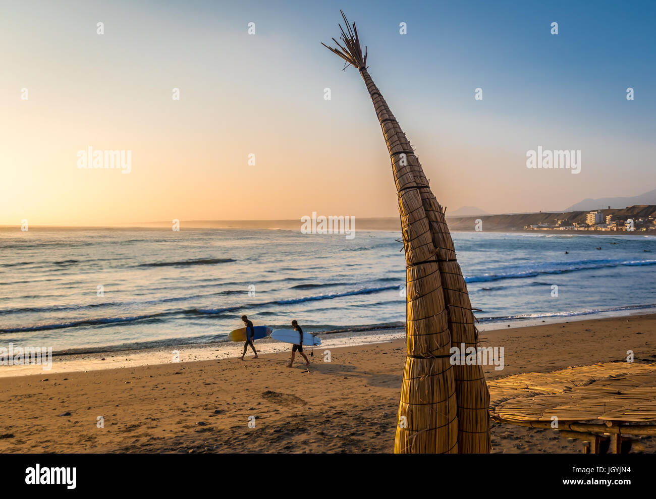 Huanchaco Beach e le tradizionali imbarcazioni reed (caballitos de totora) - Trujillo, Perú Foto Stock