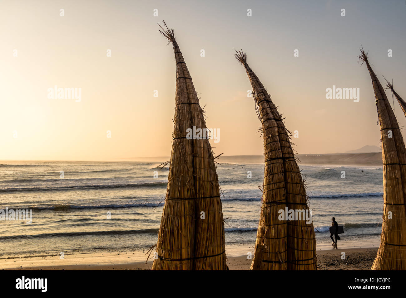 Huanchaco Beach e le tradizionali imbarcazioni reed (caballitos de totora) - Trujillo, Perú Foto Stock