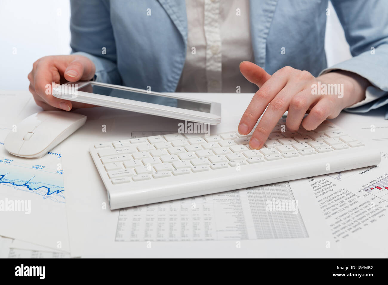 La contabilità finanziaria. Business donna utilizzando computer tablet Foto Stock
