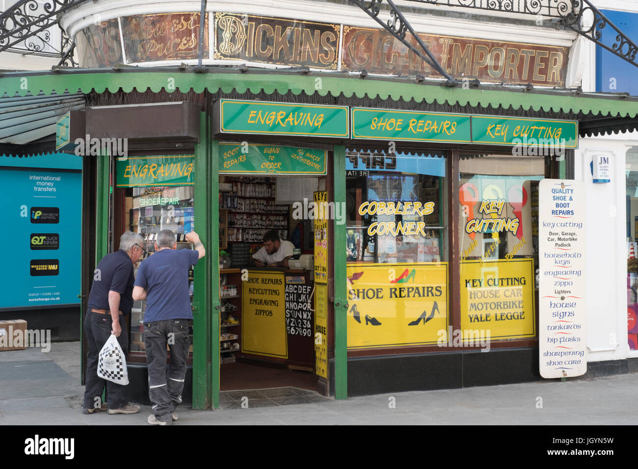 Shoe repair shop in Cheltenham Foto Stock