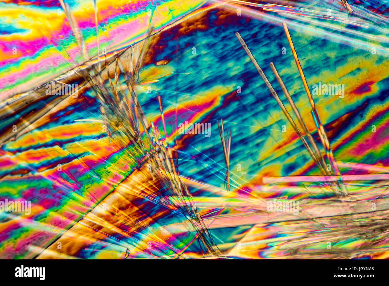 Riprese al microscopio di carbonato di sodio con microcristalli in luce polarizzata Foto Stock