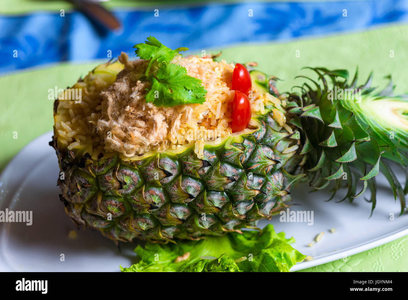 Ananas ripieni di riso fritto e il pollo è ben servita su una piastra Foto Stock