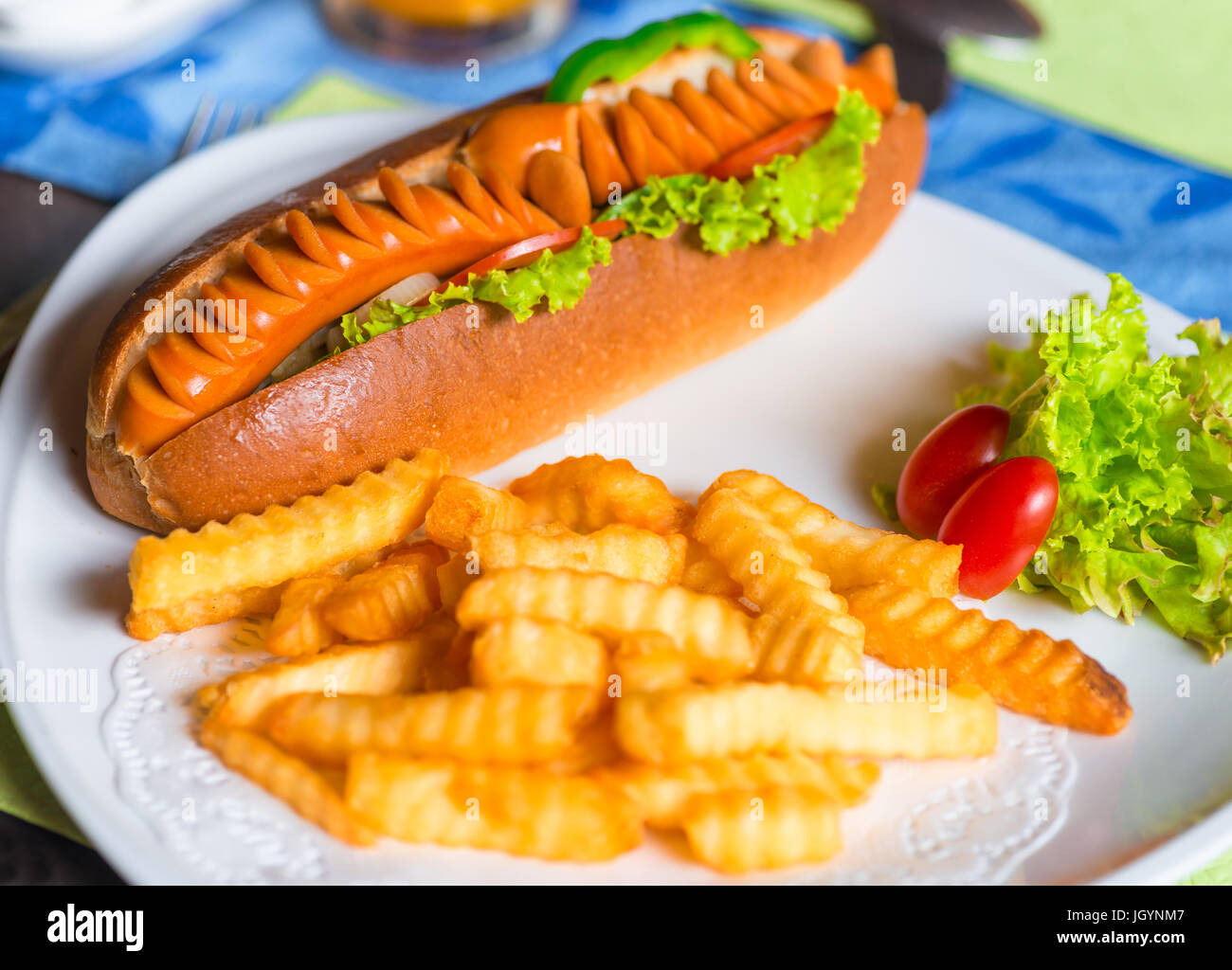 Patate fritte e big gustoso hot dog su una piastra Foto Stock