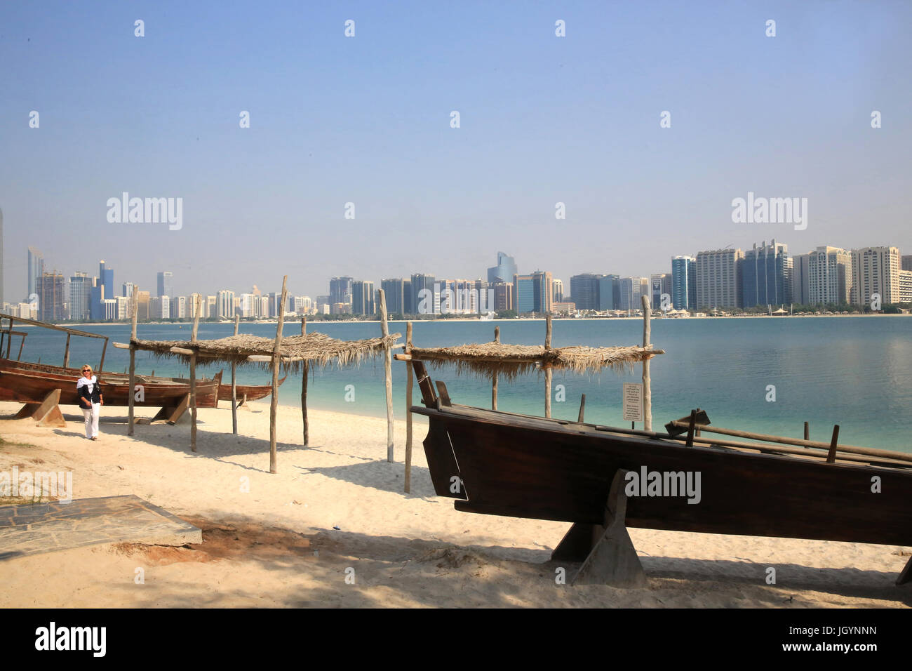 Abu Dhabi skyline dal Villaggio del Patrimonio Culturale. Emirato di Abu Dhabi. Foto Stock