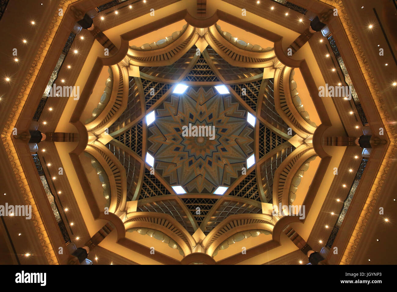 Cupola sopra l'area della lobby. Emirates Palace. 2005. Emirato di Abu Dhabi. Foto Stock