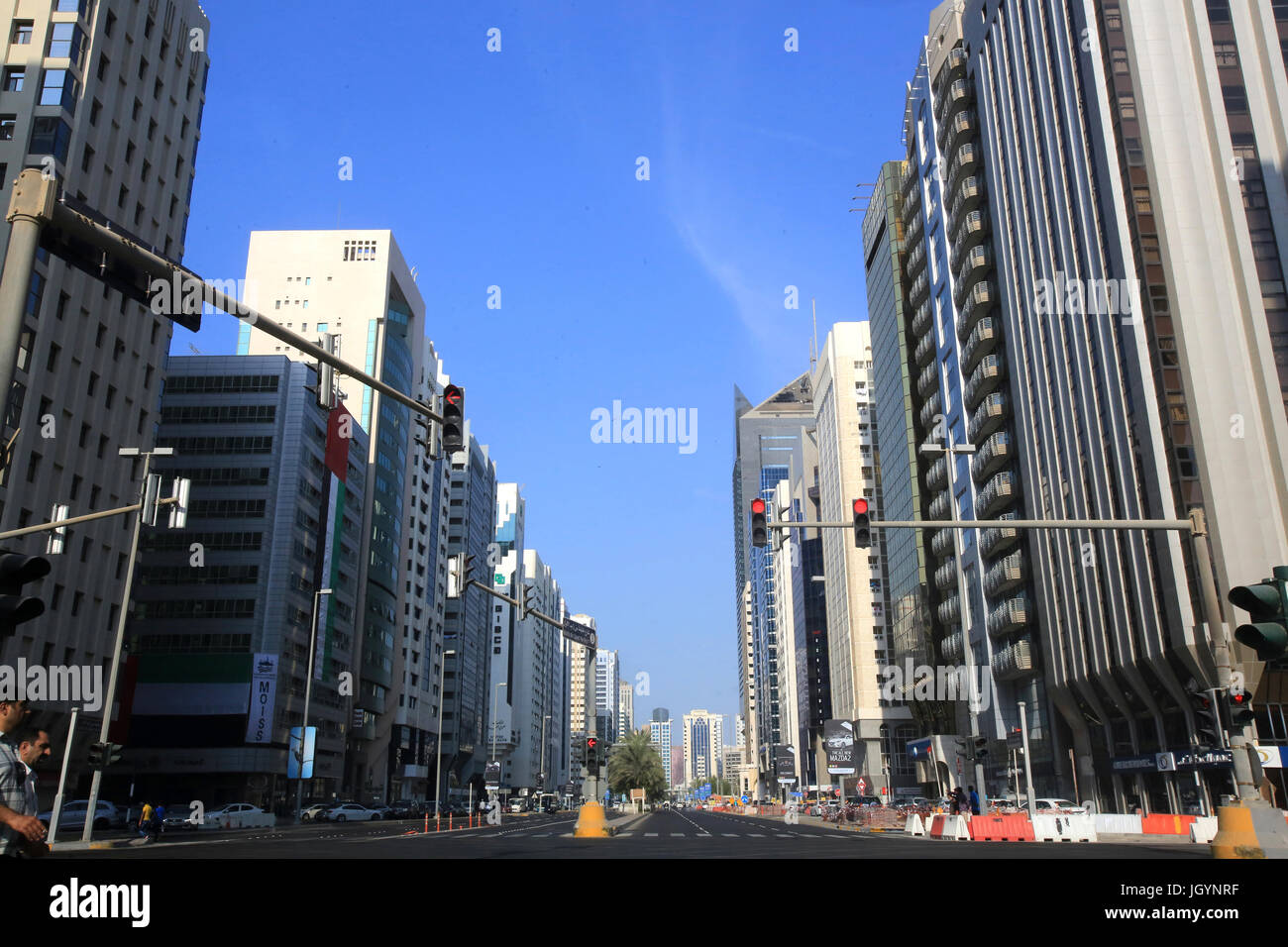 Centro citta'. Hight edifici e street. Emirato di Abu Dhabi. Foto Stock