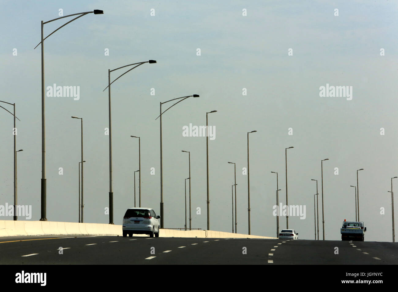 Il traffico. Sheikh Zayed Bridge. 2003-2010. Il lavoro del Iraqi-British architetto Zaha Hadid. Sheikh Zayed Bridge. 2003-2010. Emirato di Abu Dhabi. Foto Stock