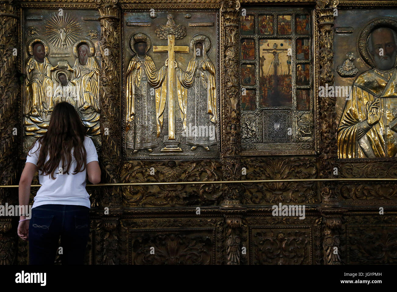 San Savos (Savvas) 's chiesa. Fedeli baciare l'iconostasi. Nicosia. Cipro. Foto Stock