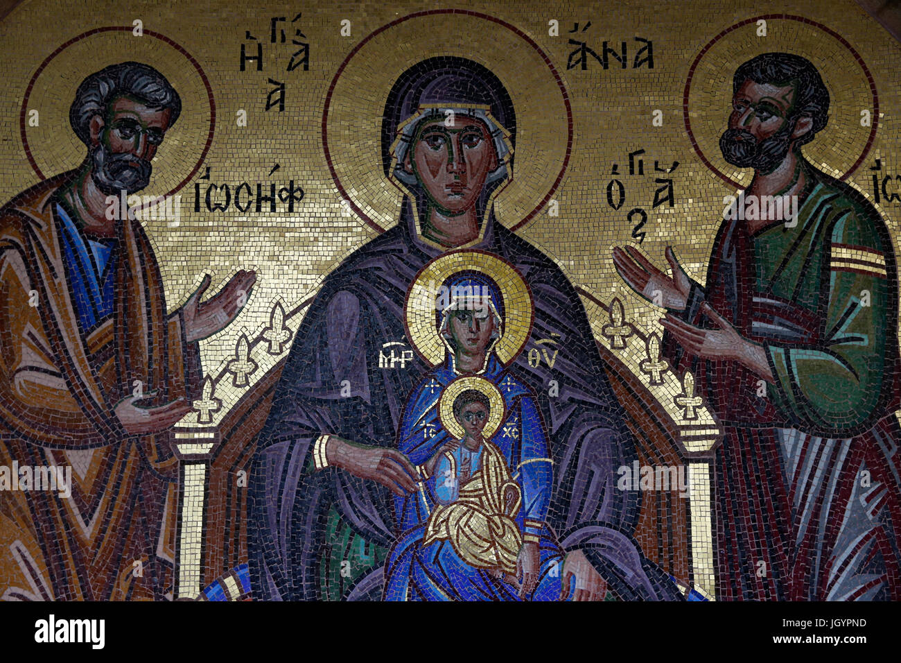 Il Monastero Kykkos, Cipro. Mosaico. St Ann che porta Maria e Gesù circondato da Giuseppe (sinistra) e Gioacchino (a destra). Foto Stock
