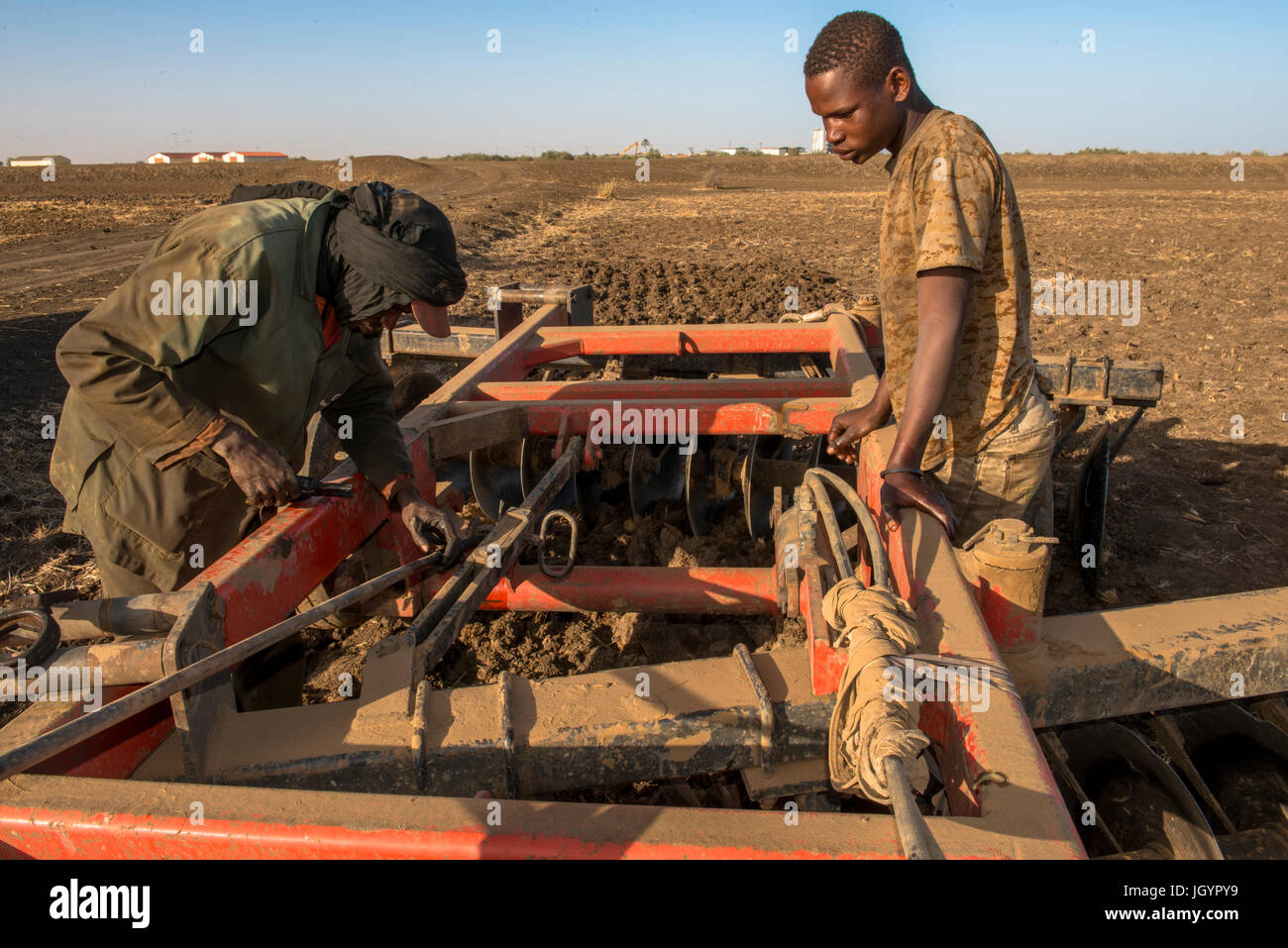 Mechanic riparazione di attrezzature agricole. Il Senegal. Foto Stock