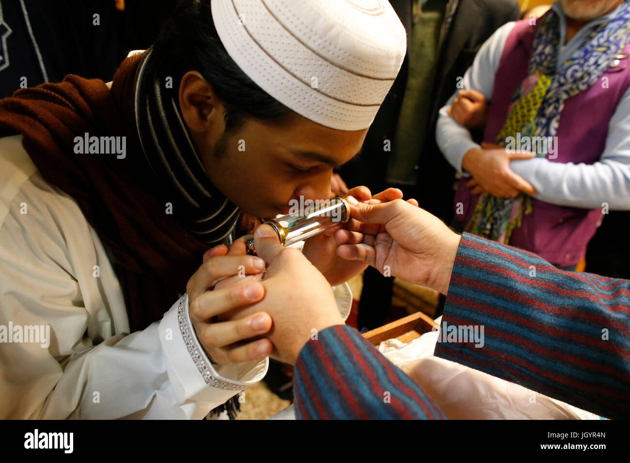 I sufi baciare una sacra reliquia. La Francia. Foto Stock