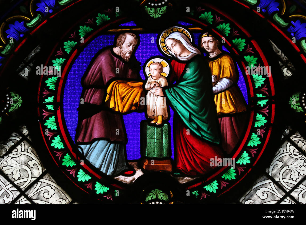 Saint-Martin d'Ainay Basilica. Finestra di vetro colorato. La presentazione di Gesù al tempio. Lione. La Francia. Foto Stock