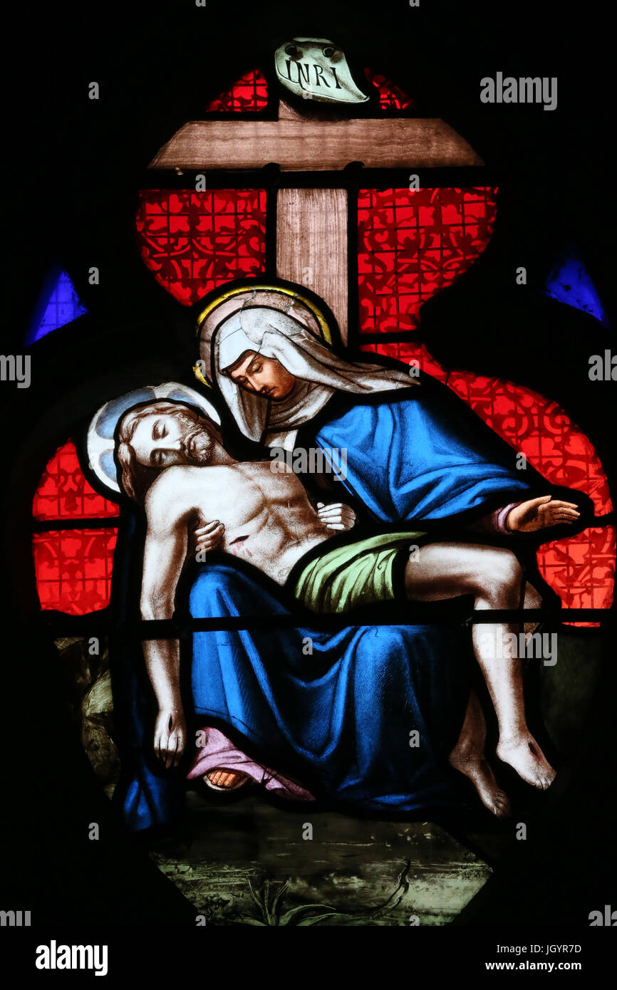 San Paolo chiesa. Finestra di vetro colorato. Il Pietˆ raffigurante la Vergine Maria che cullano il corpo morto di Gesù. Lione. La Francia. Foto Stock