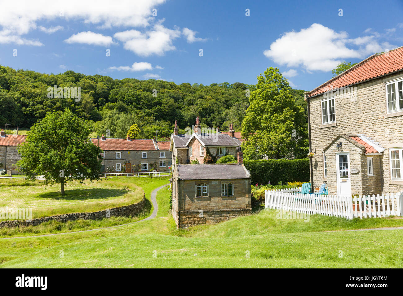 Hutton Le Hole Village green e cottage a metà estate sole Foto Stock