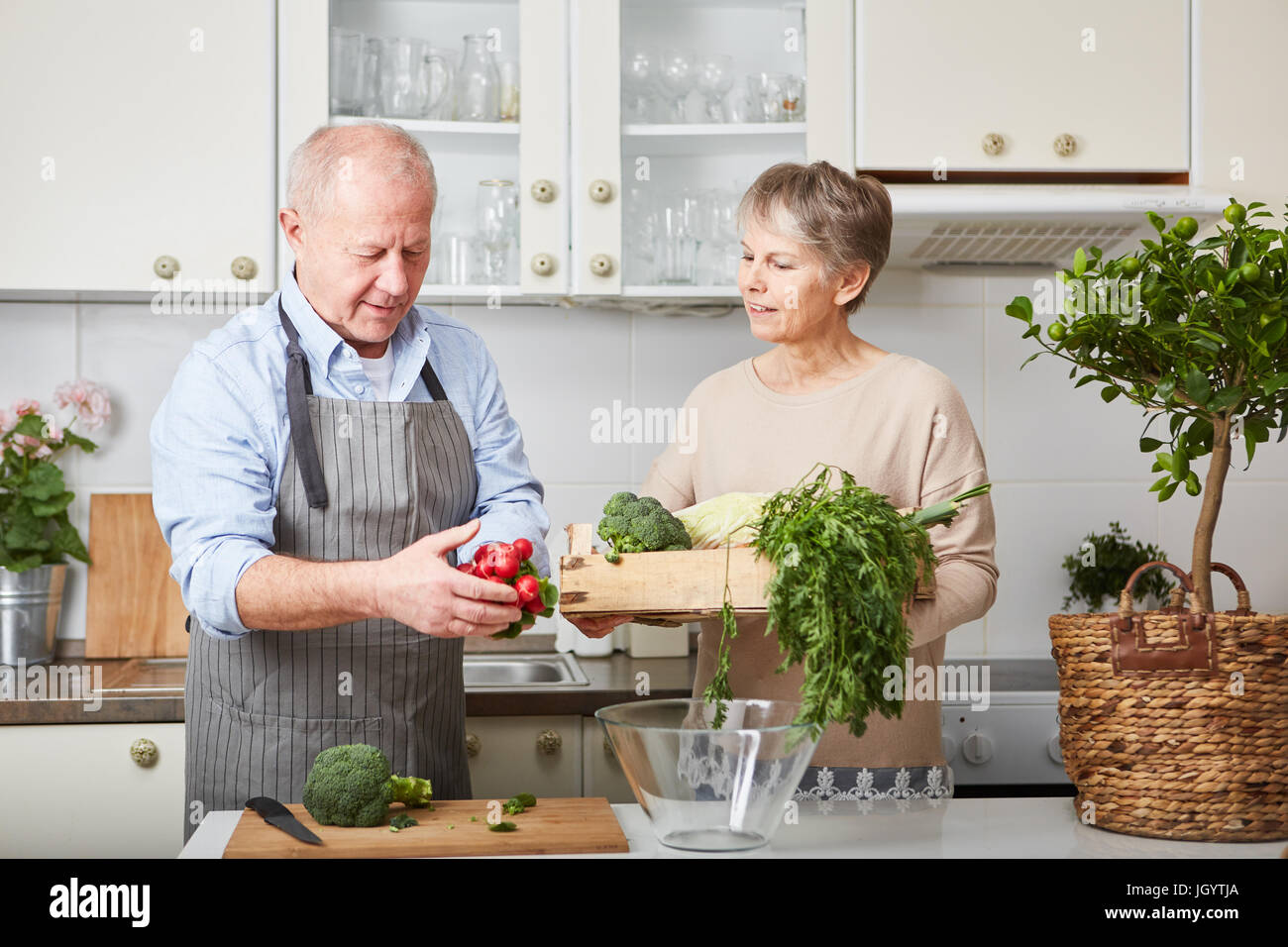 Per gli anziani la cottura per piacere sano pasto vegano in cooperazione Foto Stock
