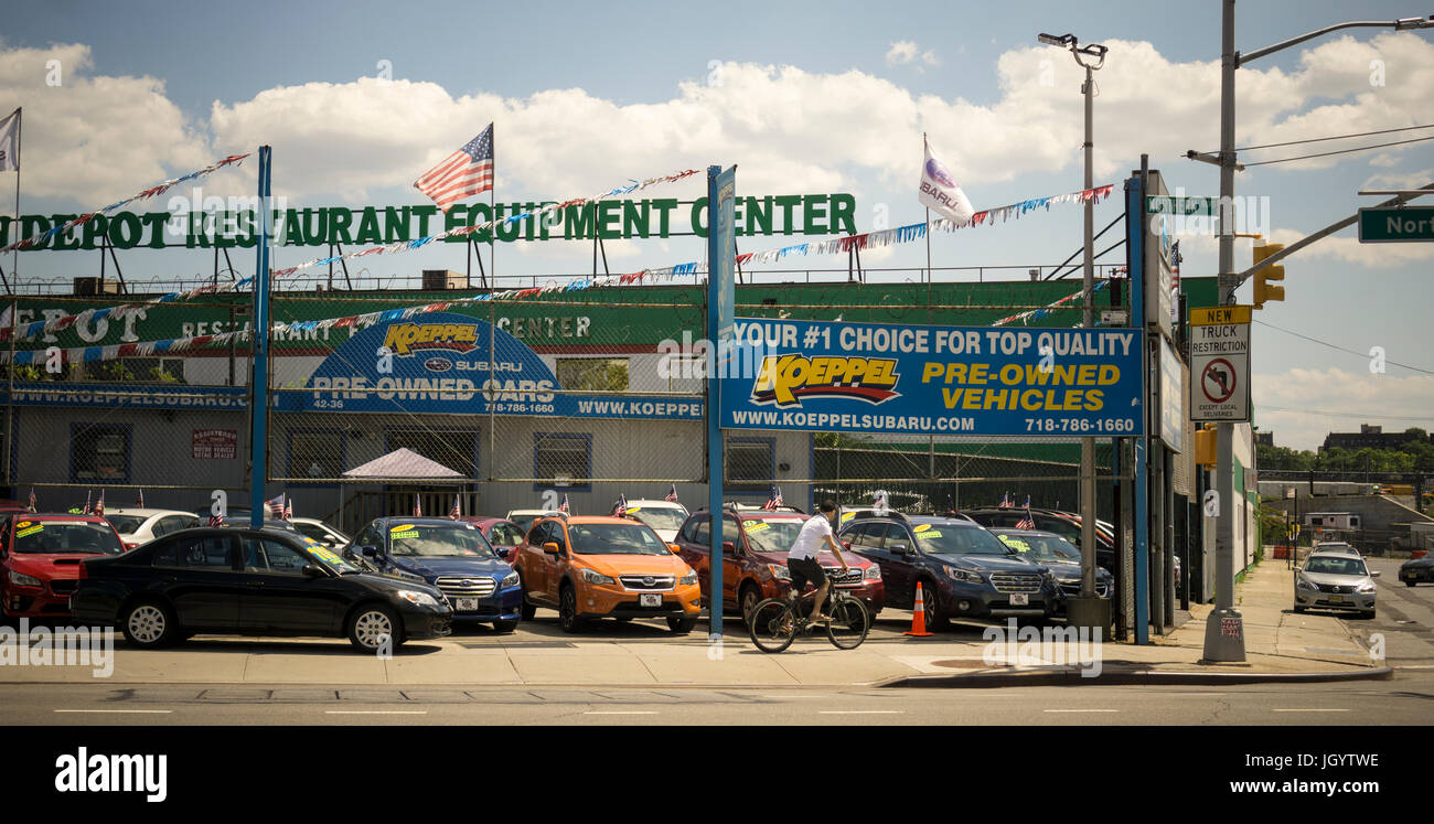 Un rivenditore di auto usate in Woodside quartiere di Queens a New York domenica 9 luglio 2017. ( © Richard B. Levine) Foto Stock