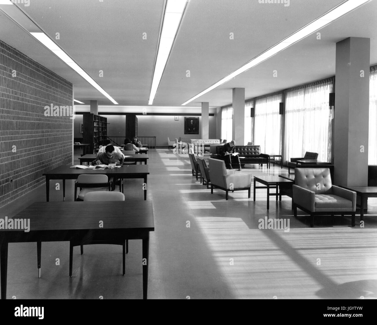 Johns Hopkins University gli studenti seduti alla scrivania e su divani studiare nelle università del Milton S Eisenhower biblioteca, a Baltimora, Maryland, 1965. Foto Stock