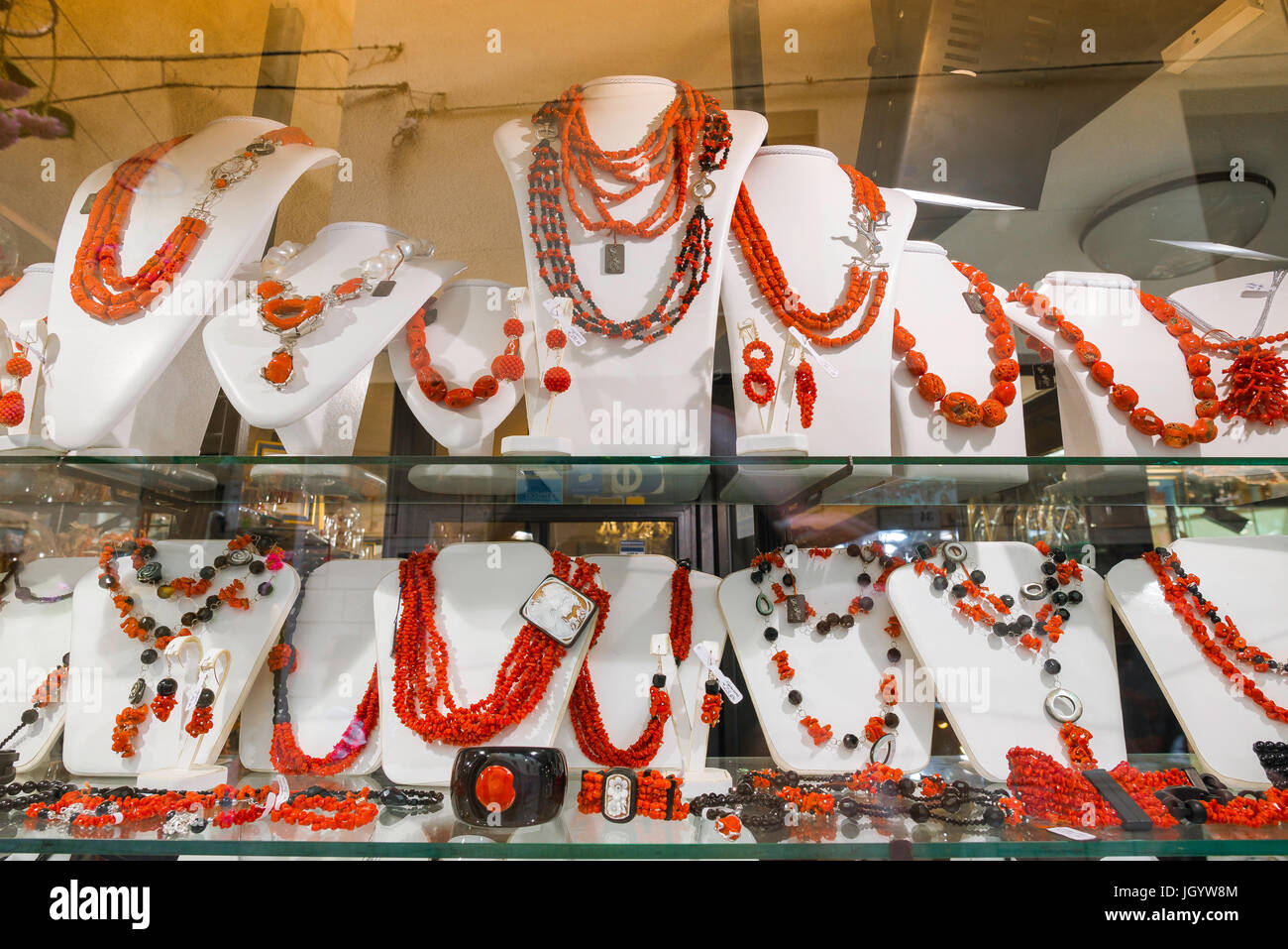 I gioielli di corallo, un display di corallo gioielli in vendita in un  negozio nel quartiere della città vecchia di Alghero in Sardegna Foto stock  - Alamy