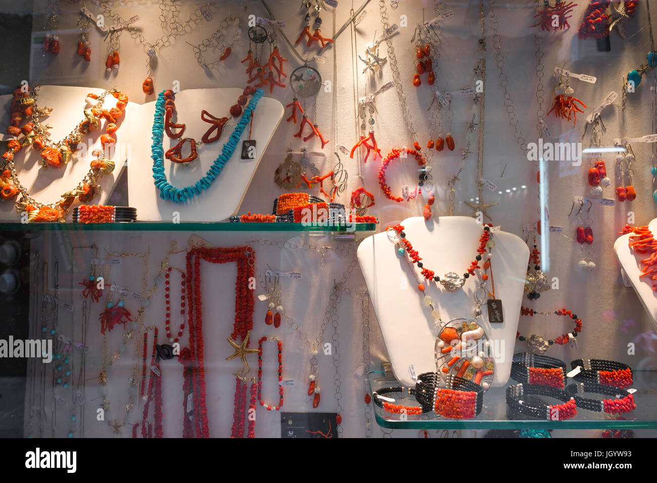 I gioielli di corallo, un display di corallo gioielli in vendita in un negozio nel quartiere della città vecchia di Alghero in Sardegna. Foto Stock