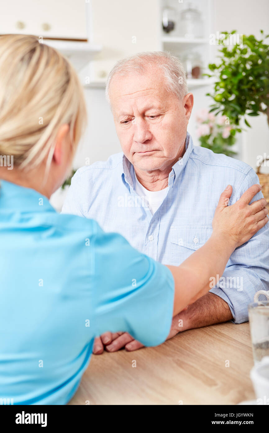 Ill uomo anziano con demenza riceve assistenza infermieristica a domicilio Foto Stock