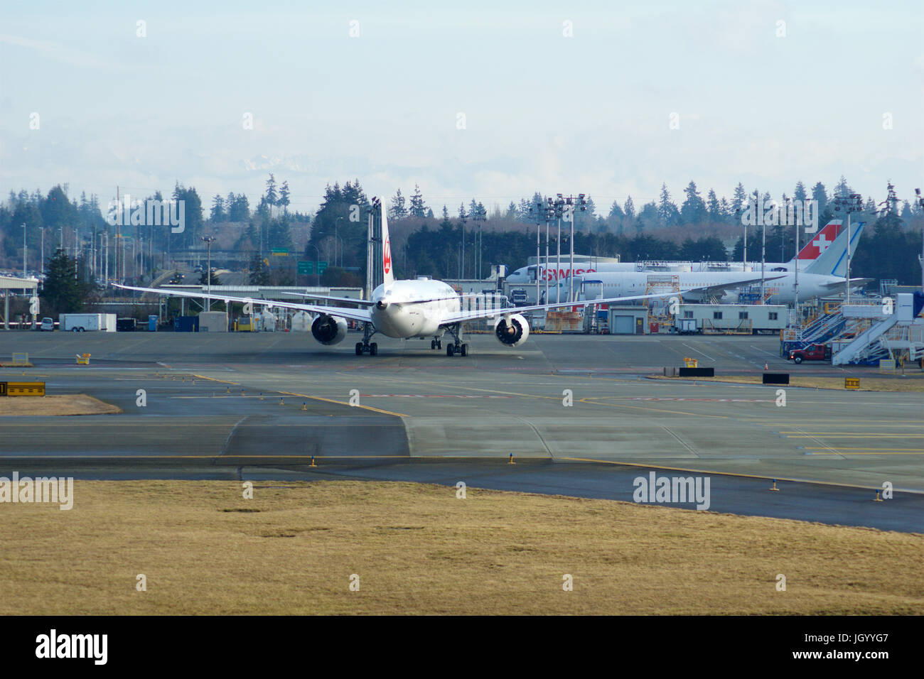 EVERETT, WASHINGTON, STATI UNITI D'AMERICA - gennaio 26th, 2017: Brand New Japan Airlines Boeing 787-9 MSN 34843, registrazione JA867J fodera fino al decollo per un volo di prova a Snohomish County Airport o Paine campo Foto Stock