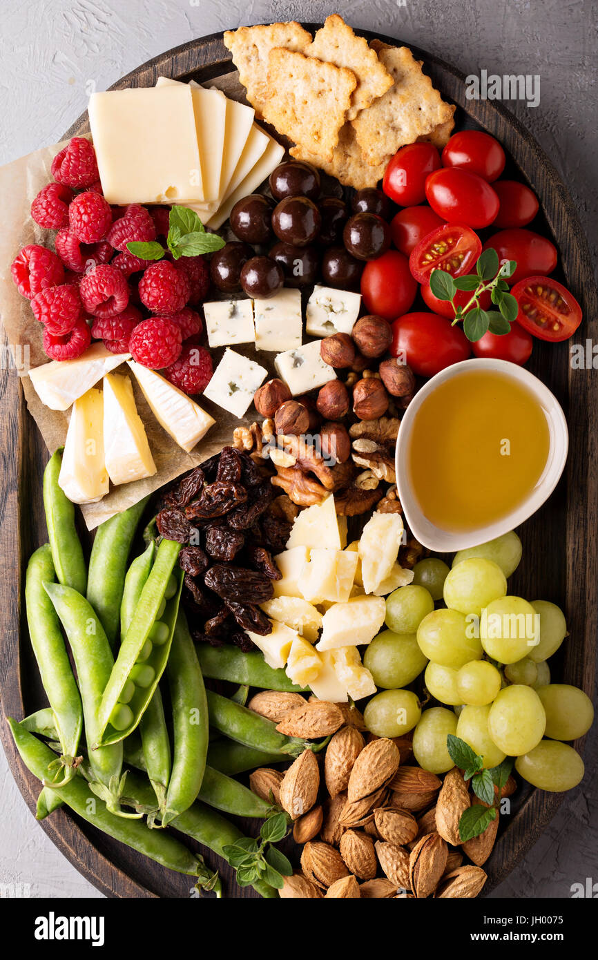 Il piatto di formaggi con frutta e verdura fresche Foto Stock