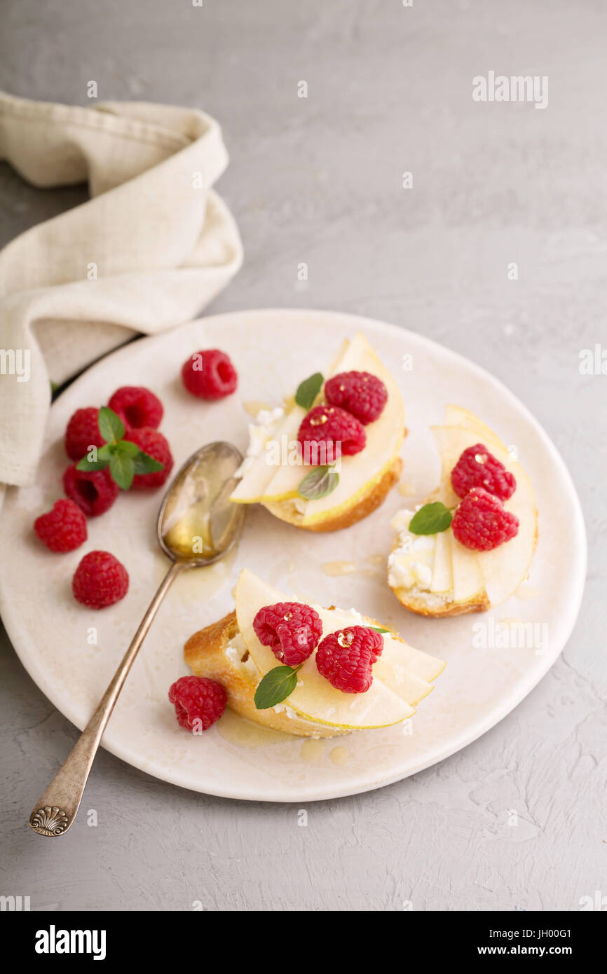 Aprire il fronte dei sandwich con formaggio, pere e lampone Foto Stock