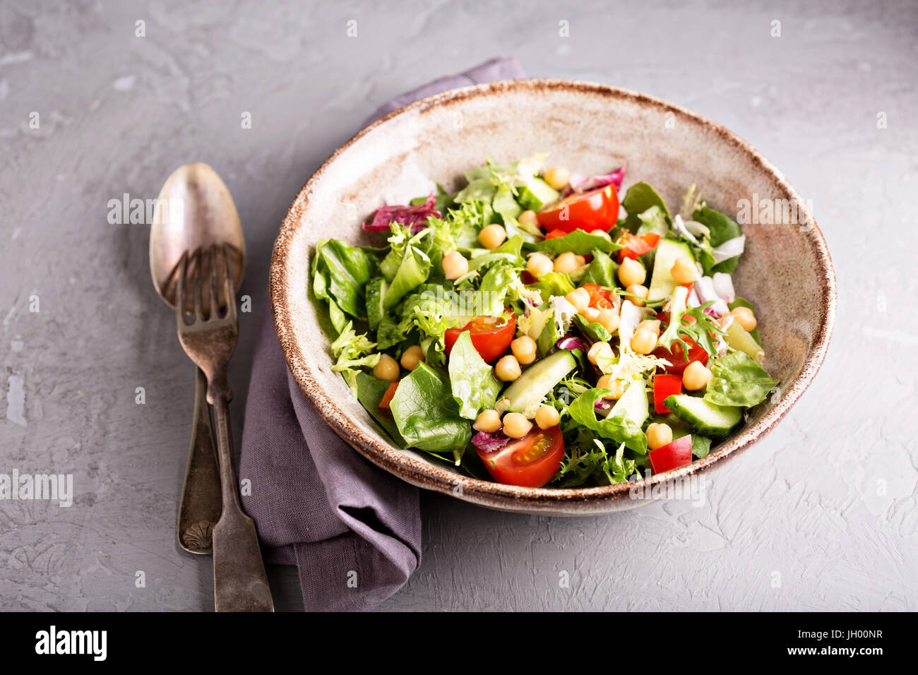 Con insalata di verdure fresche e ceci Foto Stock