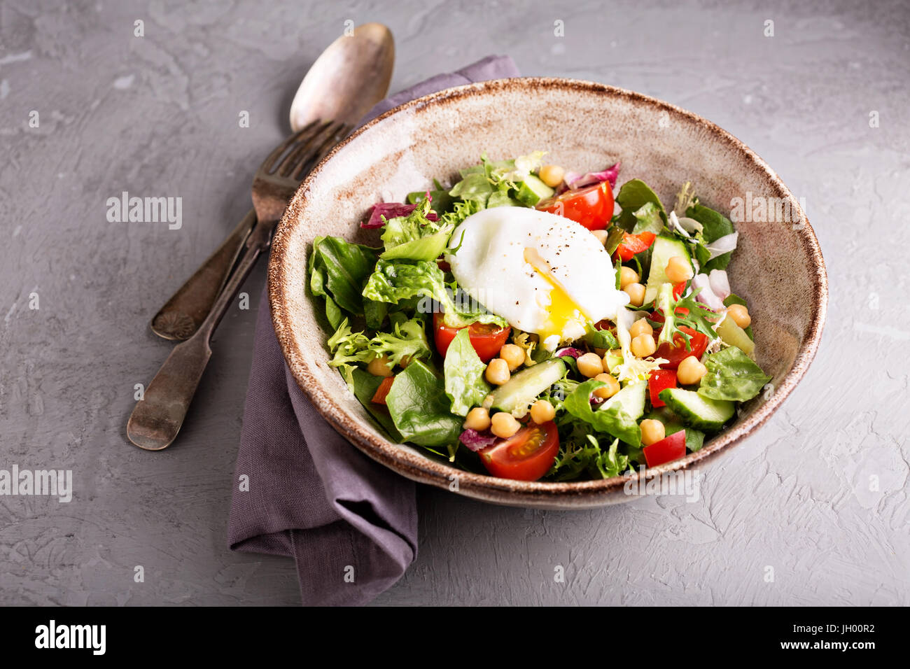 Con insalata di verdure fresche e ceci Foto Stock