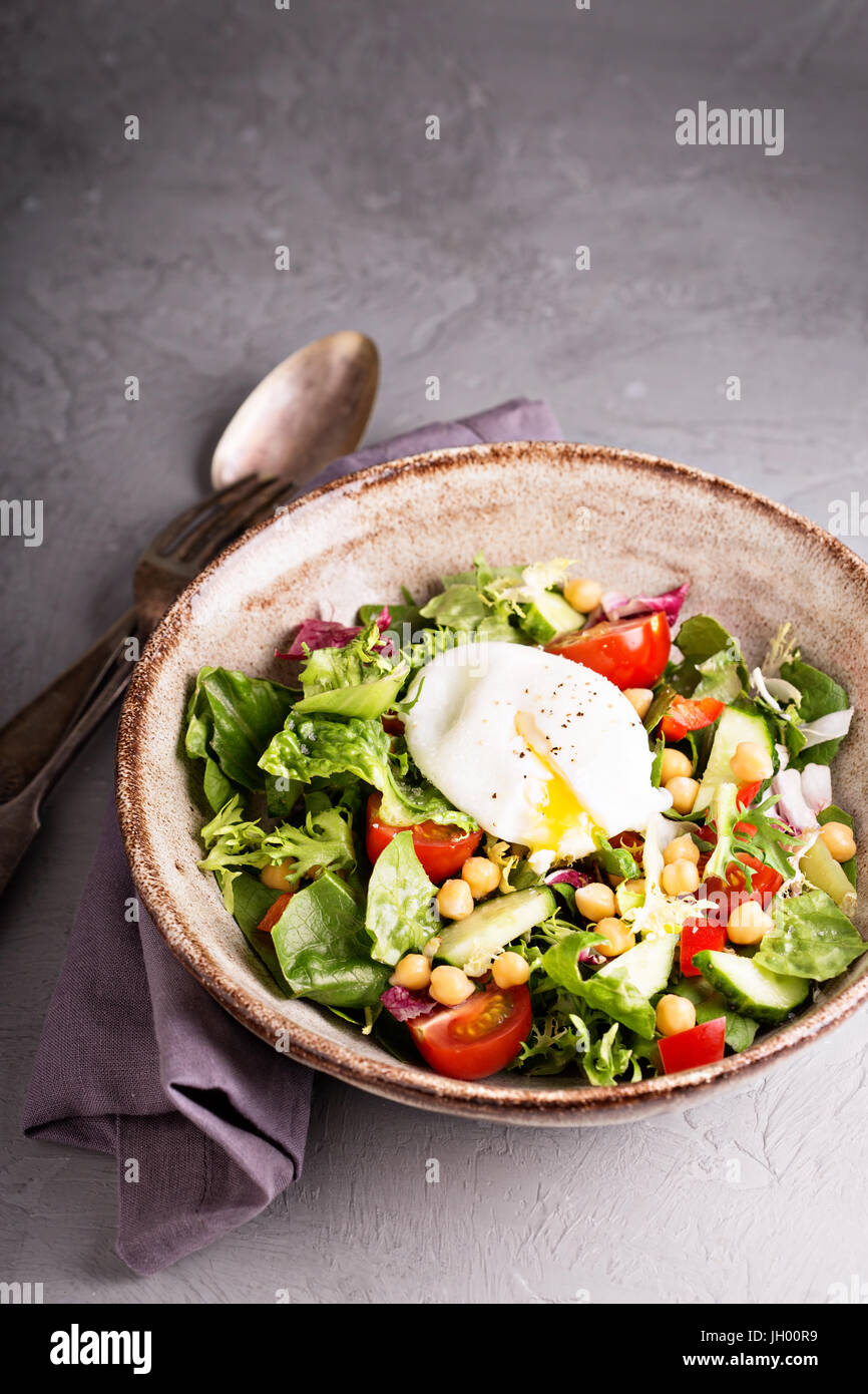 Con insalata di verdure fresche e ceci Foto Stock
