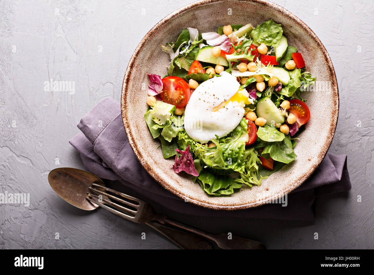 Con insalata di verdure fresche e ceci Foto Stock