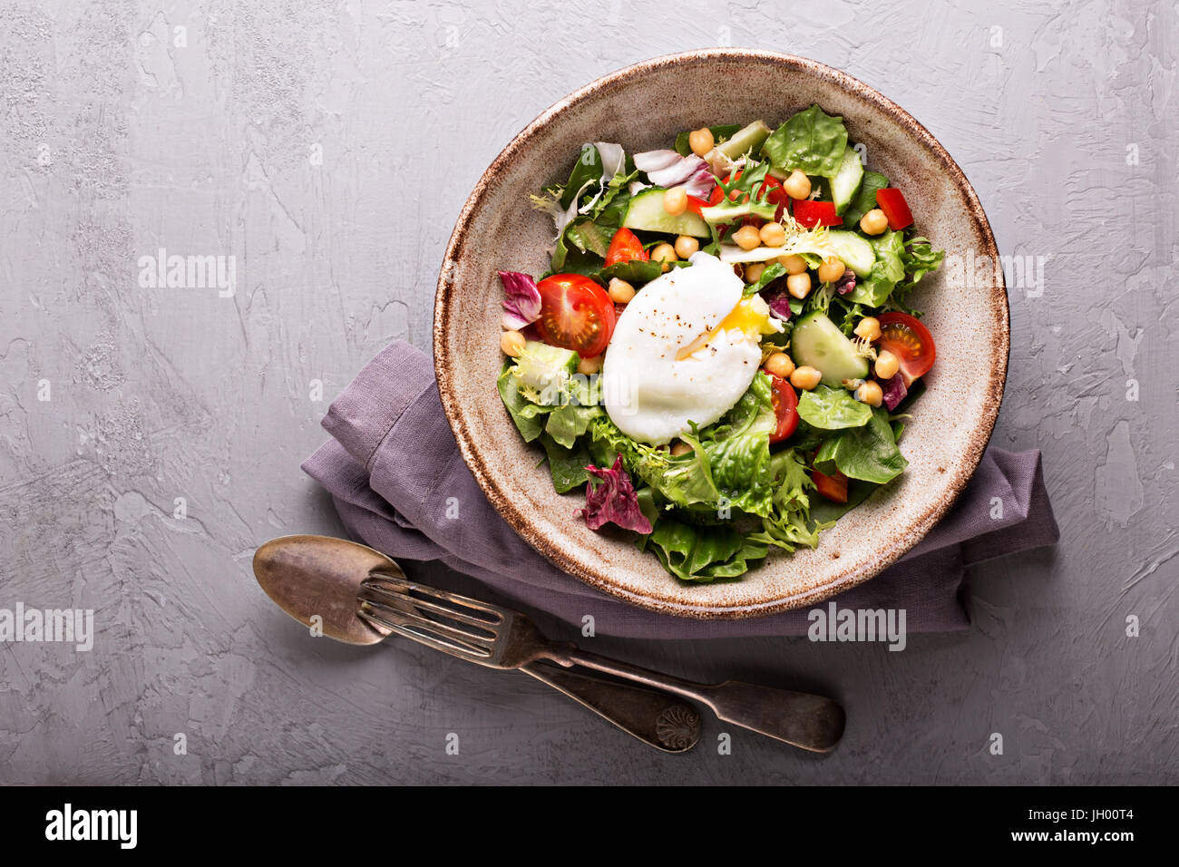 Con insalata di verdure fresche e ceci Foto Stock