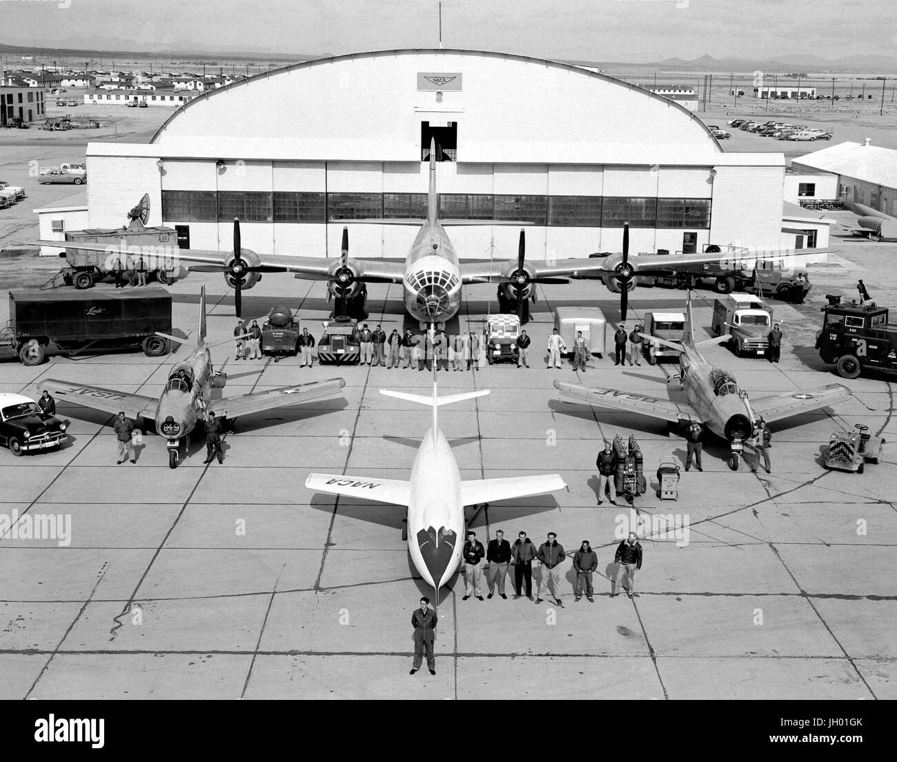 La flotta di NACA degli aeromobili di prova sono montati nella parte anteriore del hangar al volo ad alta velocità ferroviaria, (più tardi rinominata Dryden Flight Research Centre) di Edwards, in California. Il velivolo bianco in primo piano è un Douglas Aircraft D-558-2 salire alle stelle. Alla sua sinistra e destra sono North American F-86 Sabre chase aeromobili. Direttamente dietro il D-558-2 è il P2B-1 Superfortress, (la versione marina di Air Force B-29). Noto anche come il 'mothership', il P2B-1 portato aloft D razzo-558-2 sotto la sua fusoliera. Una volta raggiunta l'altitudine, la D-558-2 è stato rilasciato dal 'mothership' . Foto Stock