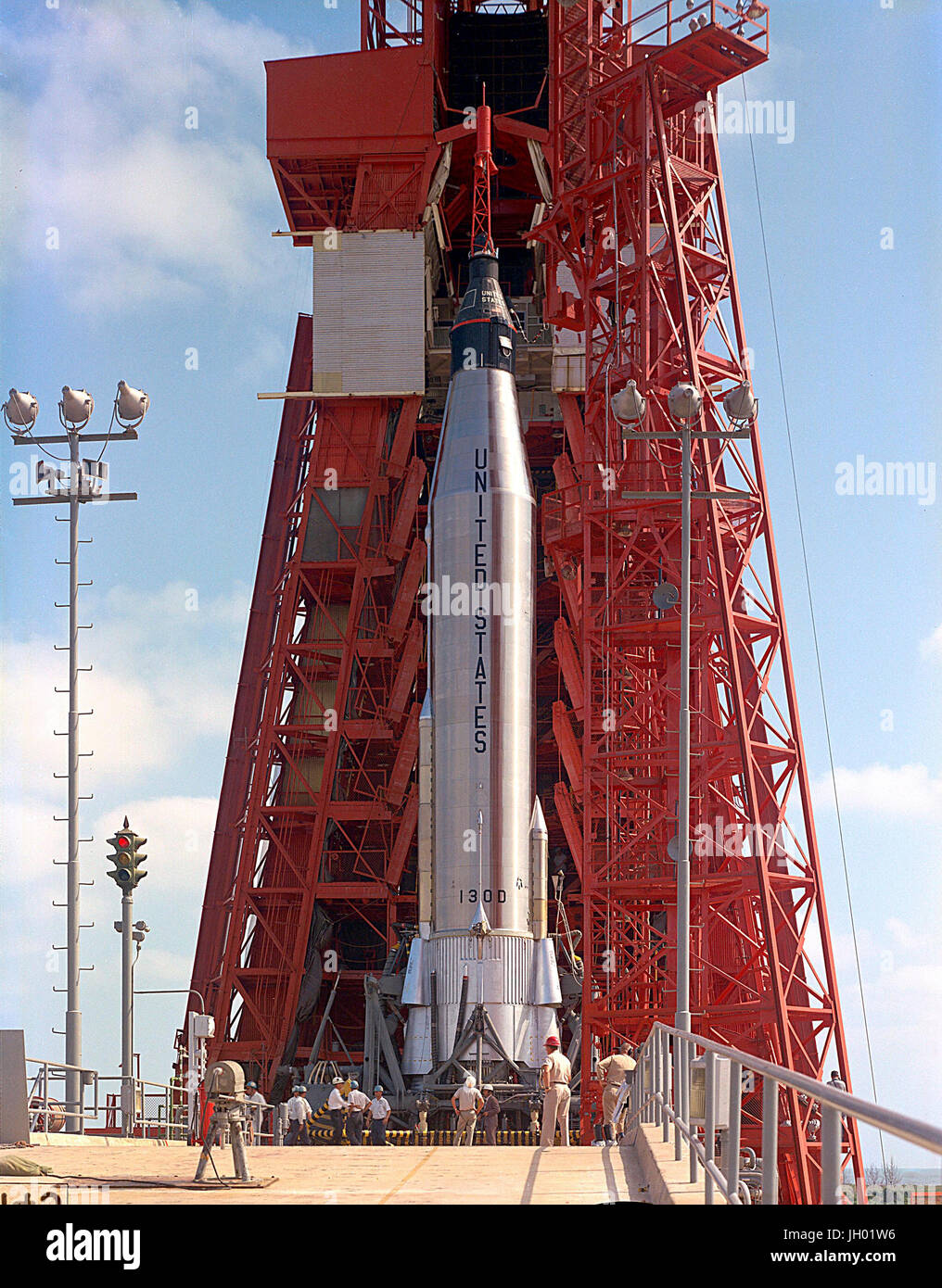 I tecnici che esegue il pre-test di lancio del Mercury-Atlas 9 (MA9) sulla rampa di lancio 14 presso il Kennedy Space Center di Cape Canaveral il 14 maggio 1963. Il giorno successivo il 15 maggio, Gordon Cooper pilotato con successo questa sua fede '7' navicella spaziale per più di 34 ore e 22 orbite. Cooper del volo si estendeva le funzionalità della capsula di mercurio per i limiti. Il suo 34 ore di volo è durato per più di tre volte la più lunga u.s. il volo spaziale umano fino a quel momento e ha superato di gran lunga il progetto iniziale capacità della capsula. Credito di immagine: la NASA Foto Stock