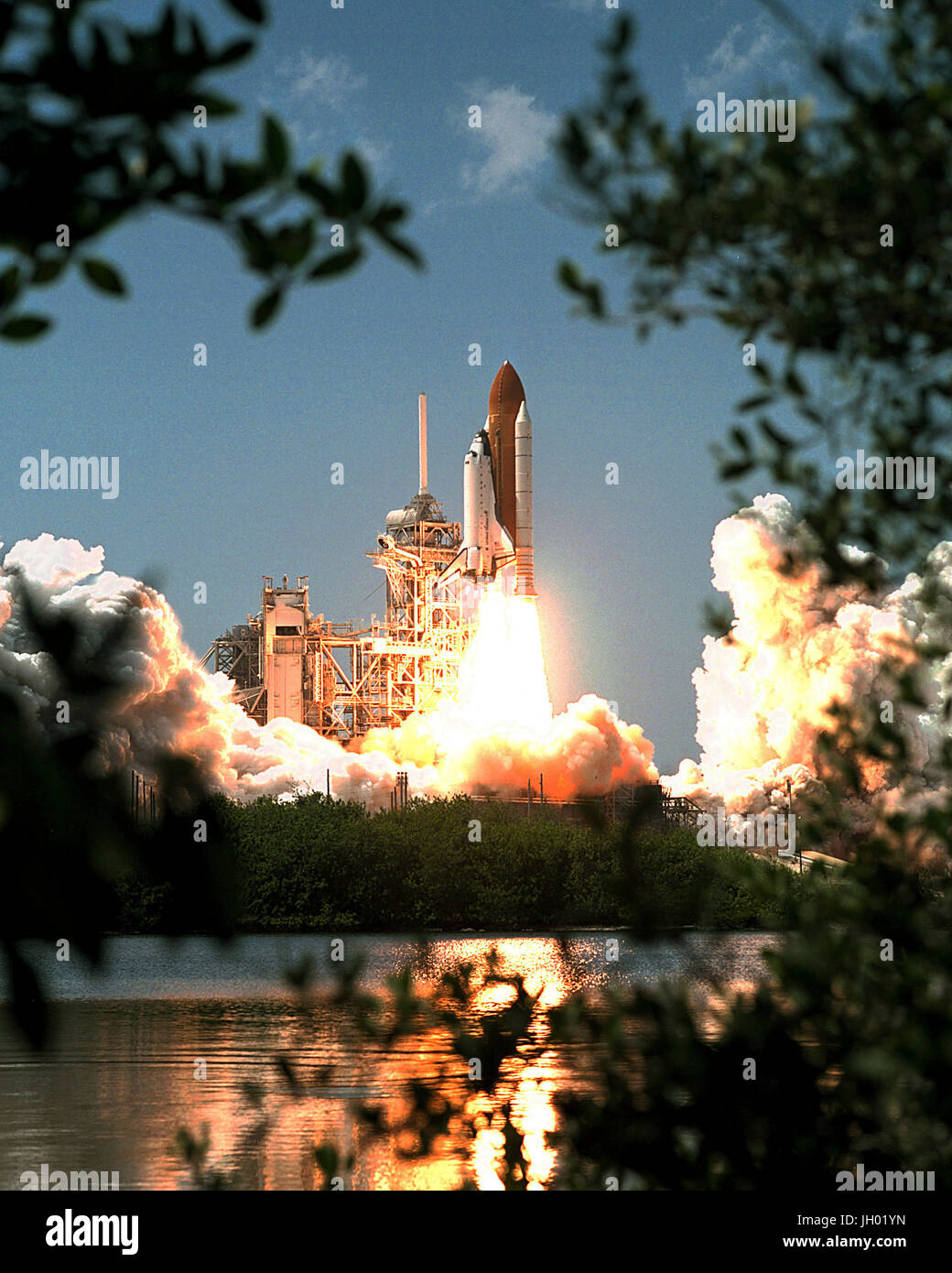 Lo Space Shuttle Endeavour solleva dal Kennedy Space Center che trasportano una multi-nazionale equipaggio e un complesso canadese-costruito il braccio robotico Canadarm (2) sulla missione STS-100. Foto NASA Foto Stock