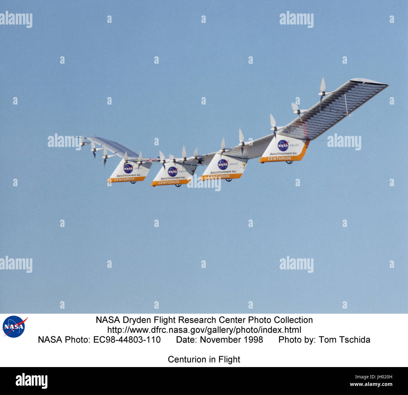 Il Centurione pilotato a distanza flying wing nel corso di un inizio di mattina volo di prova sopra il Rogers Dry Lake adiacente alla NASA Dryden Flight Research Center, Edwards, California. Il volo è stato uno di una serie iniziale di bassa altitudine, alimentato a batteria voli di prova effettuati nel tardo 1998..centurione era un unico pilotato a distanza, energia solare di velivolo sviluppato al di sotto della NASA ricerca ambientale degli aeromobili e sensore (ERAST) al programma di Dryden Flight Research Center, Edwards, California. Dryden uniti con AeroVironment Inc., Monrovia, California, sotto un giunto ERAST ricerca sponsorizzata Foto Stock