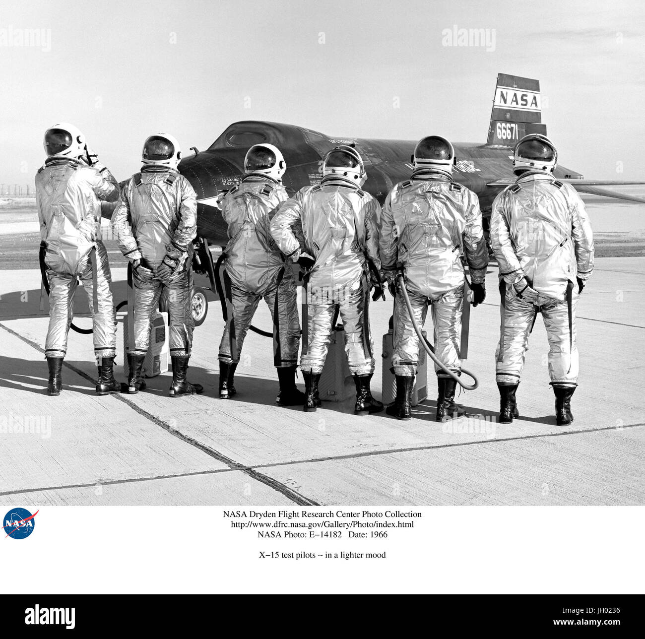 L'X-15 piloti clown intorno alla parte anteriore del #2 aeromobile.Da sinistra a destra: USAF Capt. Joseph Engle, USAF Il Mag. Robert Rushworth, la NASA il test pilota Giovanni 'Jack' McKay, USAF Il Mag. William 'Pete' Knight, la NASA il test pilota Milton Thompson, e la NASA pilota di prova William Dana.Primo volo nel 1959 dalla NASA volo ad alta velocità ferroviaria (più tardi rinominata Dryden Flight Research Centre), il razzo powered X-15 è stato sviluppato per fornire dati su aerodinamica, strutture, sistemi di controllo di volo e la fisiologica aspetti dell ad alta velocità e ad alta altitudine volo.tre sono state costruite dalla North American Aviation per la NASA. Foto Stock