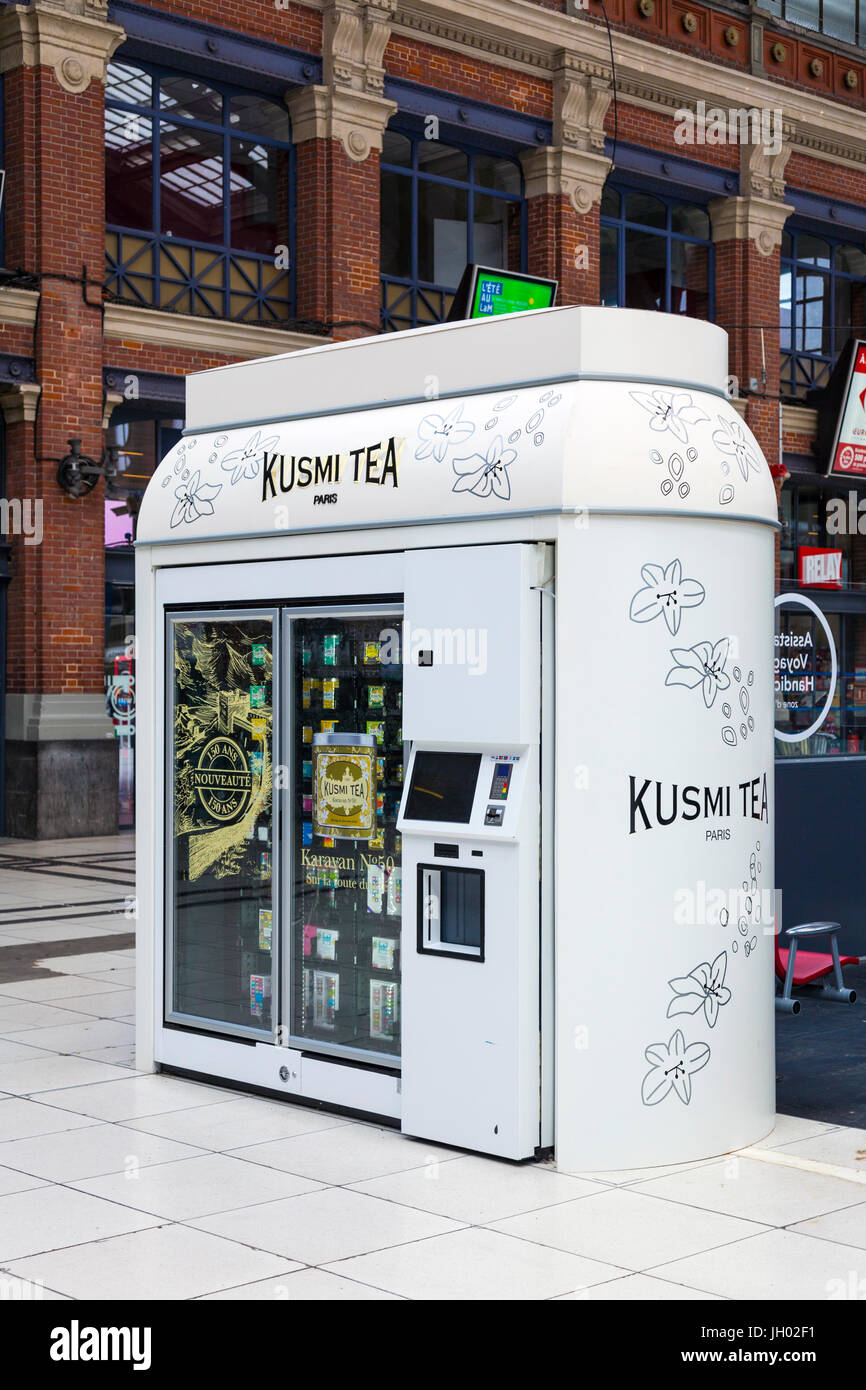 Il tè distributore automatico in corrispondenza di una stazione ferroviaria (Gare de Lille Fiandre, Lille, Francia) Foto Stock