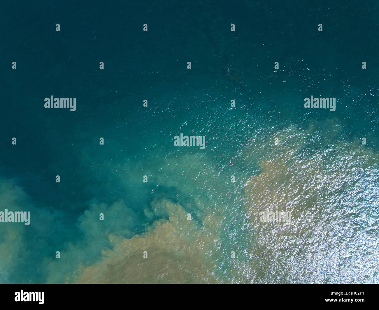 Abstract per la miscelazione di liquido vista dall'alto. Verde e marrone e mix di acqua Foto Stock