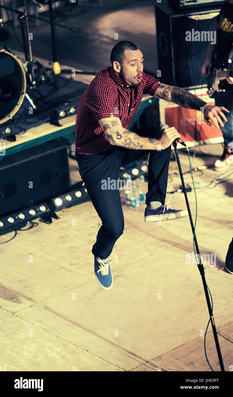 Minsk, Bielorussia - 17 dicembre 2010:Mikhalock da lypis trubeckoi saltare sul palcoscenico di un concerto Foto Stock