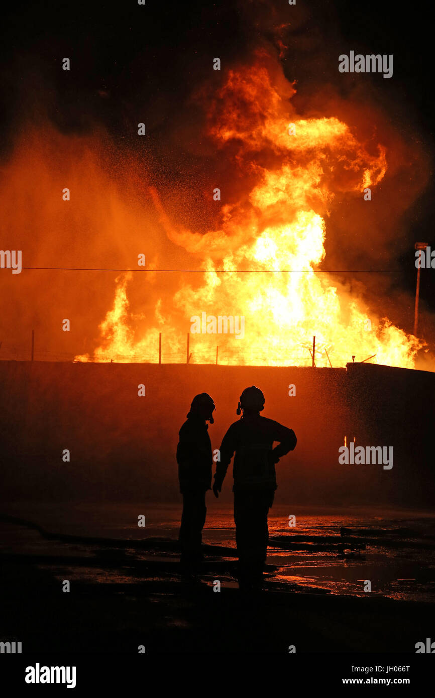 Un falò a Ravenscroft Avenue a Belfast è accesa prima della data chiave nella protestante ordine leale marching stagione - il dodicesimo di luglio. Foto Stock