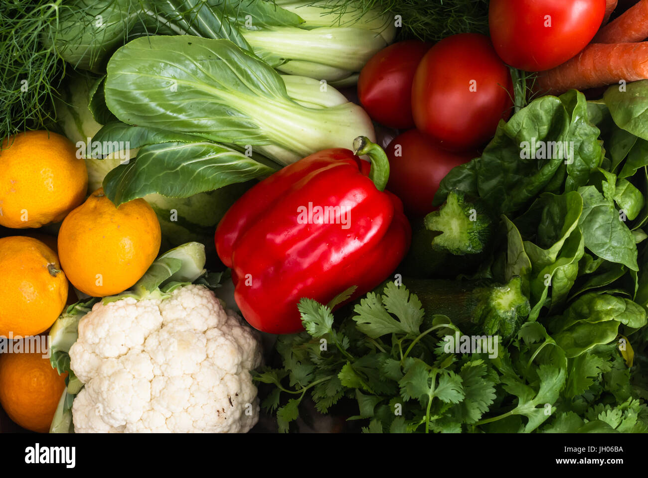 Inquadratura ravvicinata di una miscela di colorati di frutta fresca e verdura Foto Stock
