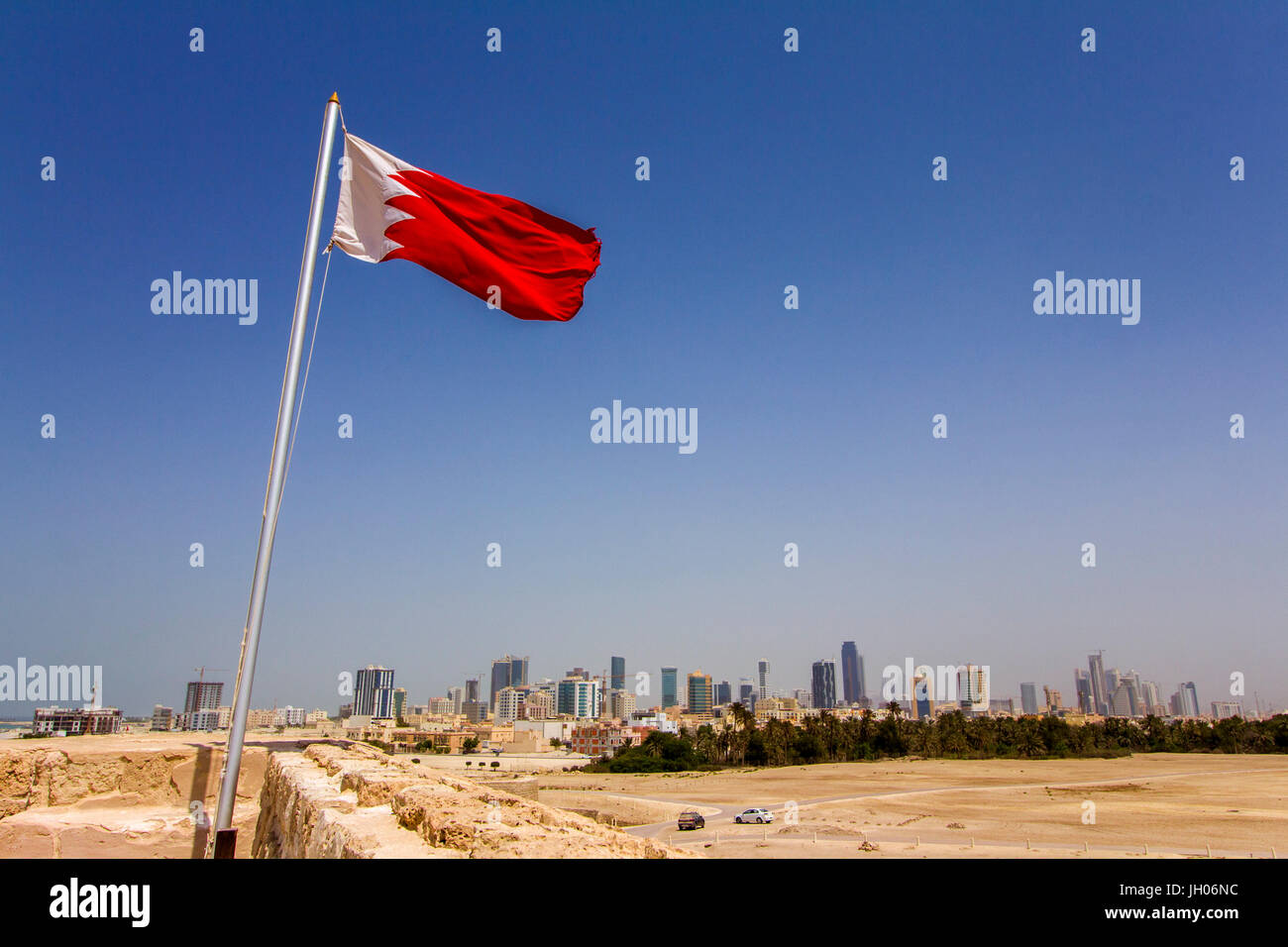 Bahrain bandiera è sventolata al Qal'at al Bahrain, Bahrain è uno dei nove paesi tagliare legami diplomatici con il Qatar nel recente Golfo Persico crisi Foto Stock