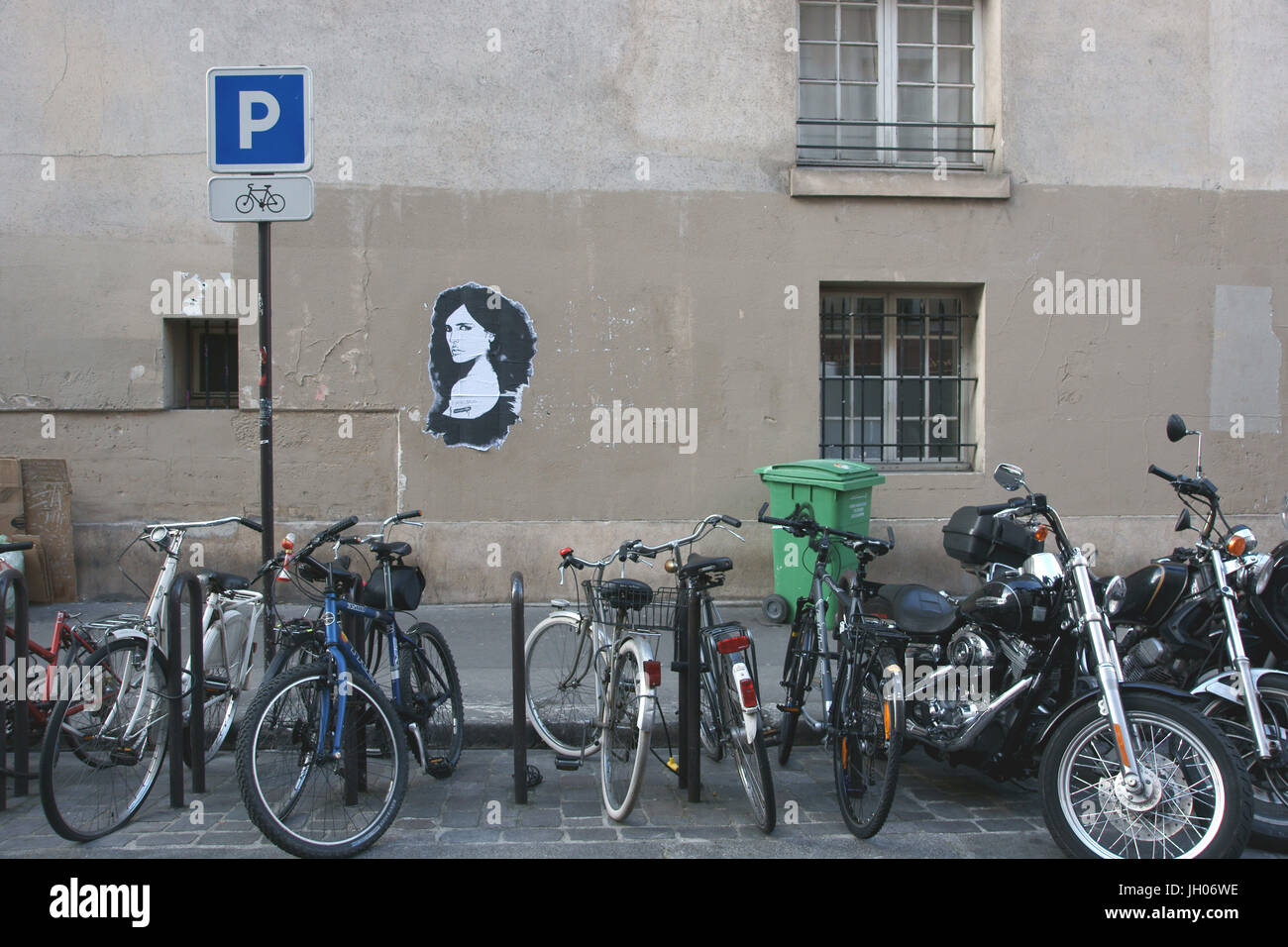 Biciclette, Rue Vieille du Temple, 4ème arrondissement, (75004), Parigi, Francia Foto Stock