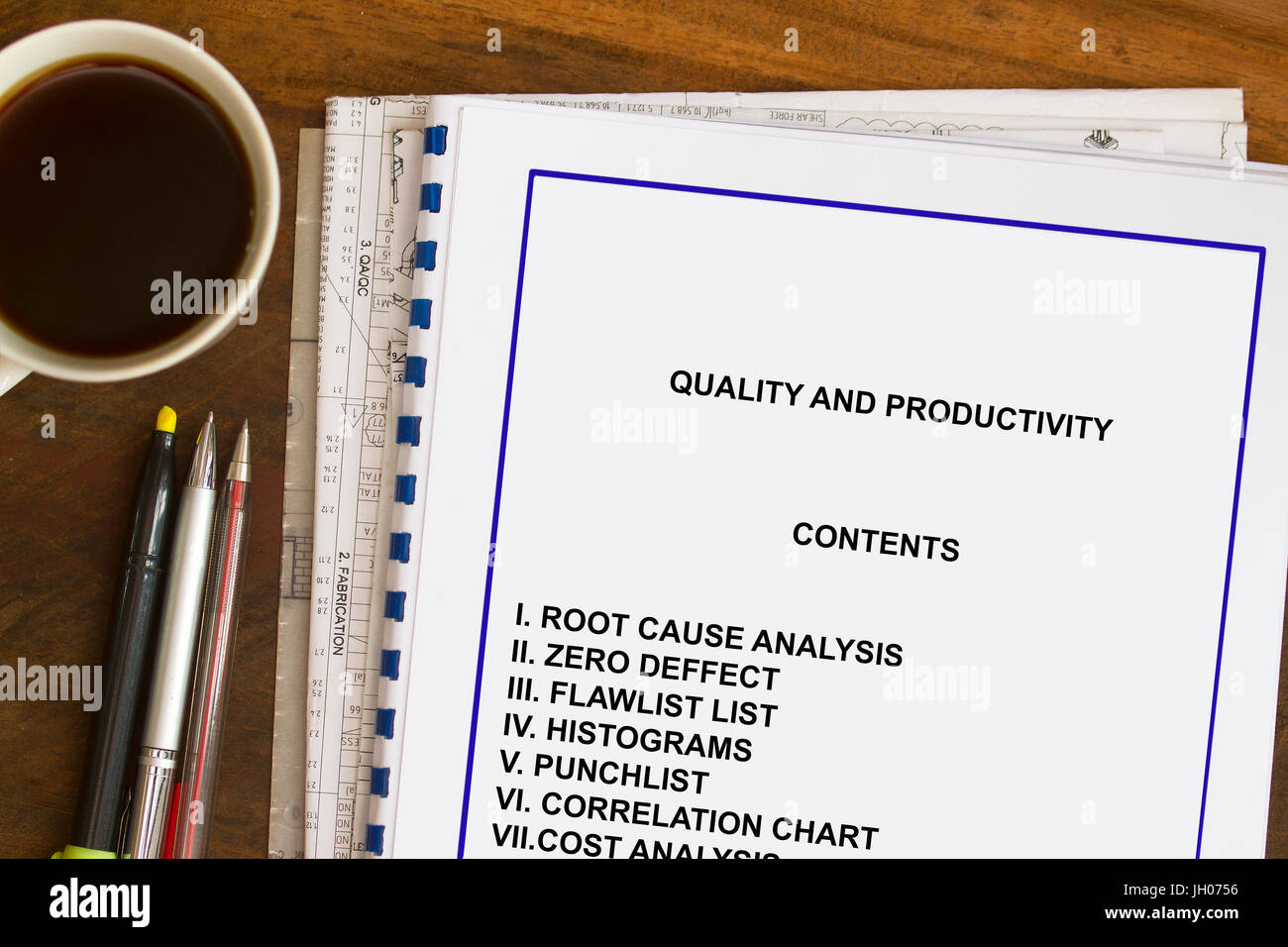 La qualità e la produttività concetto- in un foglio esterno con il caffè. Foto Stock