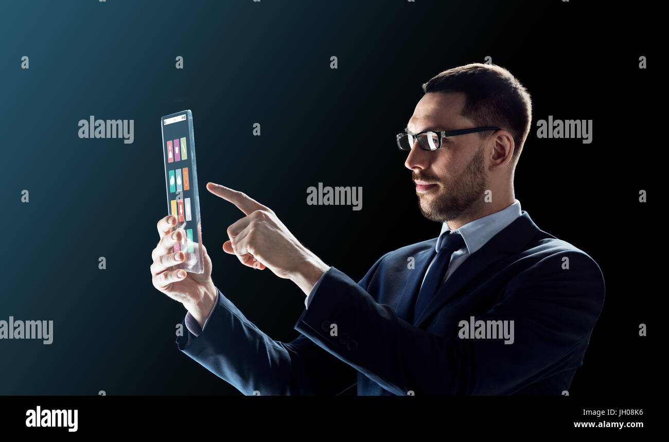 Imprenditore lavora con trasparente tablet pc Foto Stock