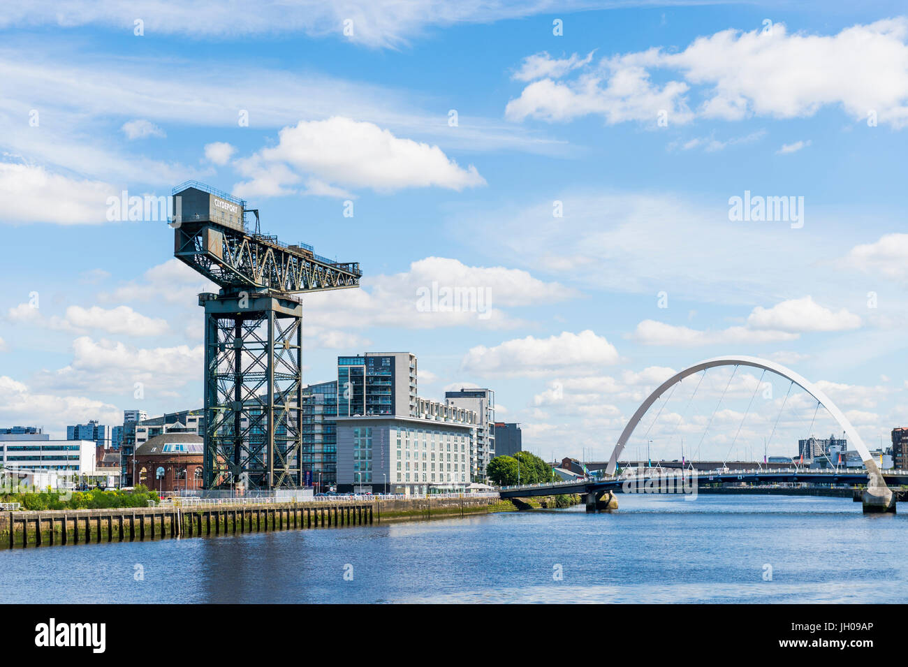 Glasgow, Scotland, Regno Unito - 8 Agosto 2012: Finnieston gru, il Clyde Arc e il fiume Clyde, Glasgow. Foto Stock