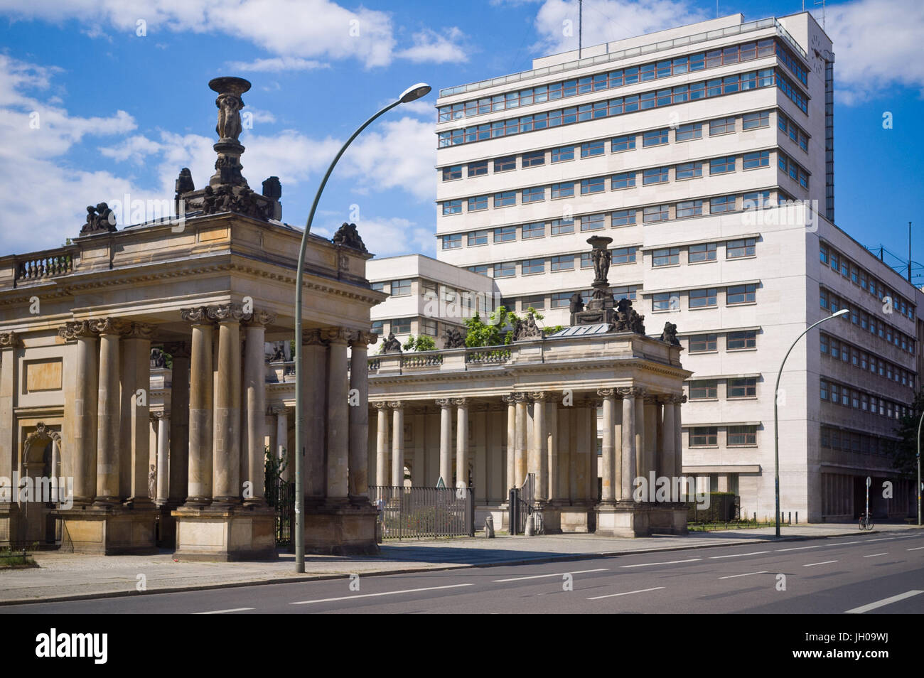 Un antico edificio in stile barocco colonnati accanto a un alto e moderno edificio di uffici. Foto Stock