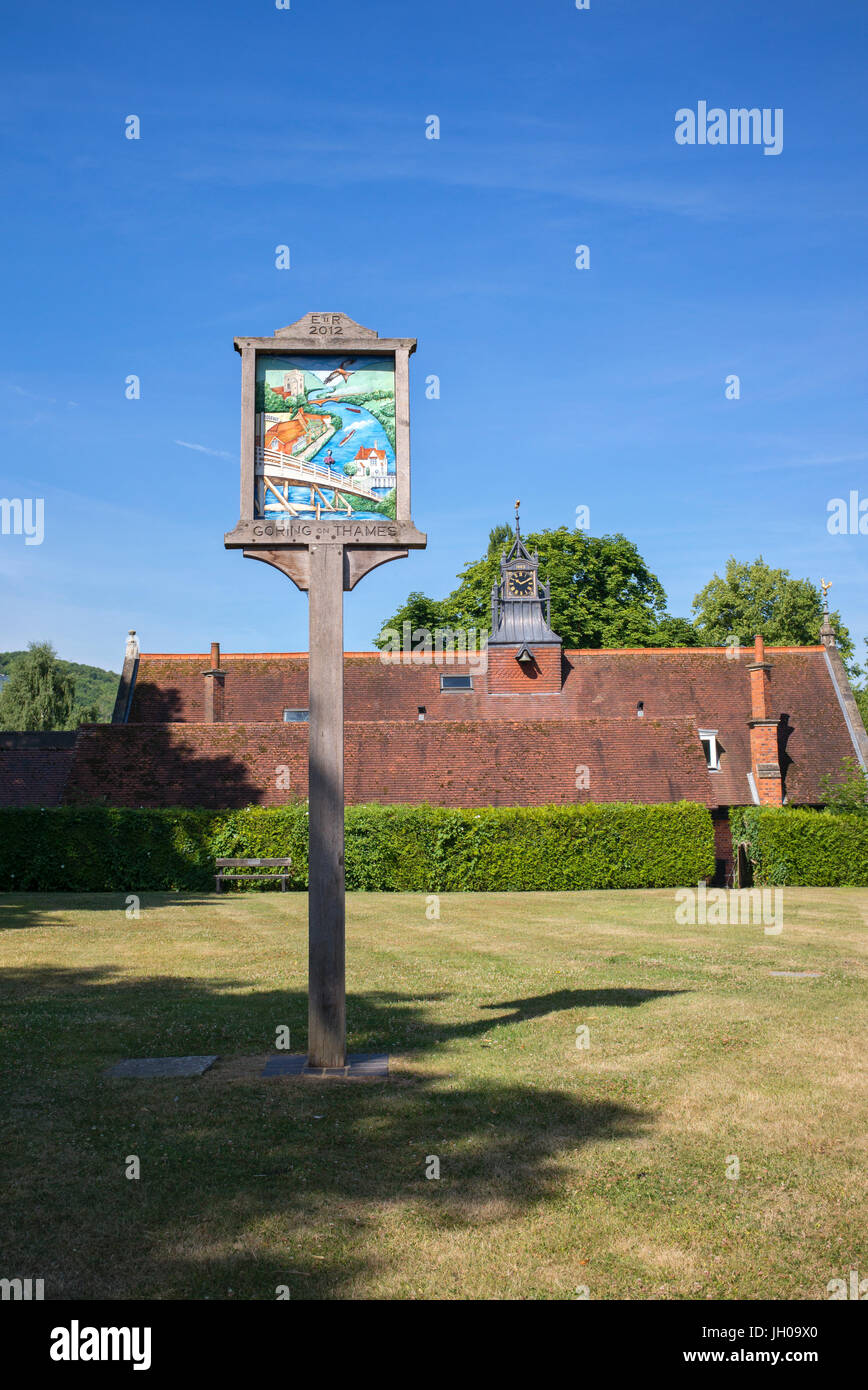 Goring-on-Thames Villaggio verniciato segno. South Oxfordshire, Inghilterra Foto Stock