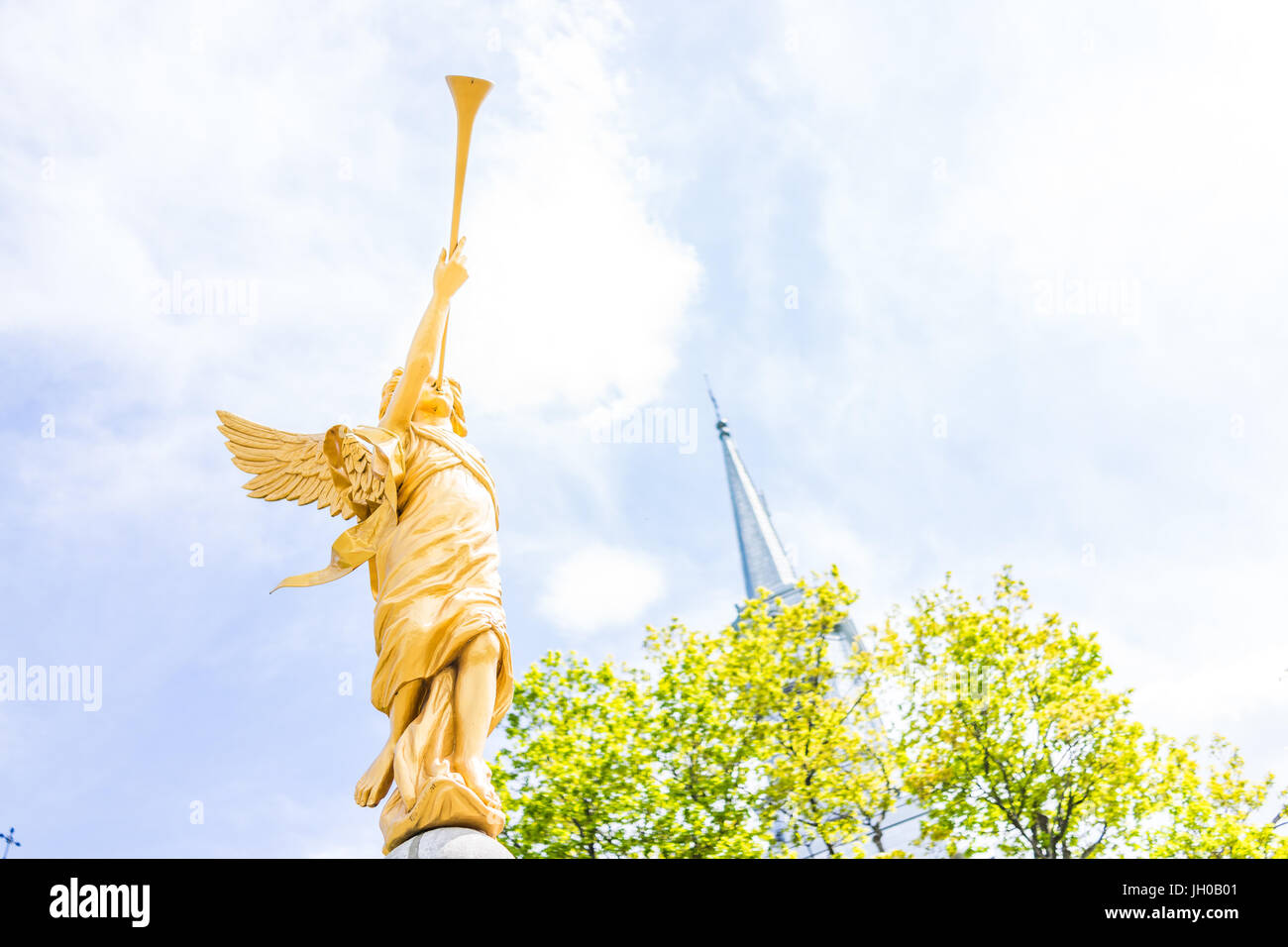 Saint-Augustin-de-Desmaures, Canada - 29 Maggio 2017: la parrocchia di Saint Augustin in piccola cittadina sul Chemin du Roy con statua di angelo in oro tromba di soffiatura Foto Stock